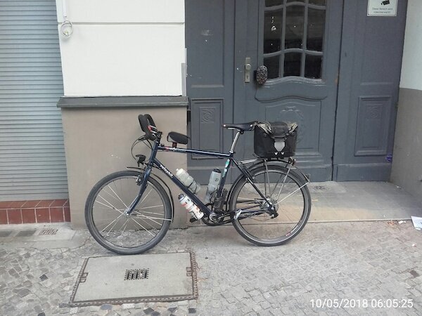 Fahrrad vor Hauswand