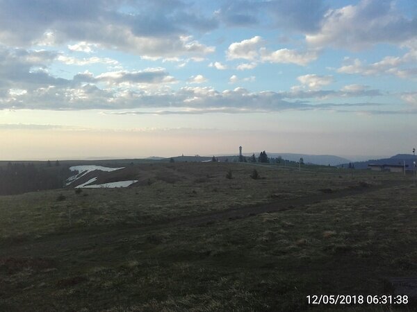 Feldberg Gipfel Blick nach Osten mit Schneefeldern