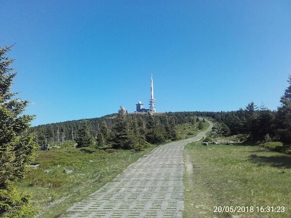 Steile Straße den Brocken hinauf