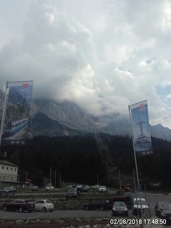 Blick zur Zugspitze von Wolken umhüllt.