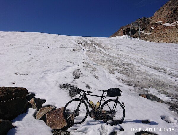 Fahrrad am Rande des Gletscherschneefeldes