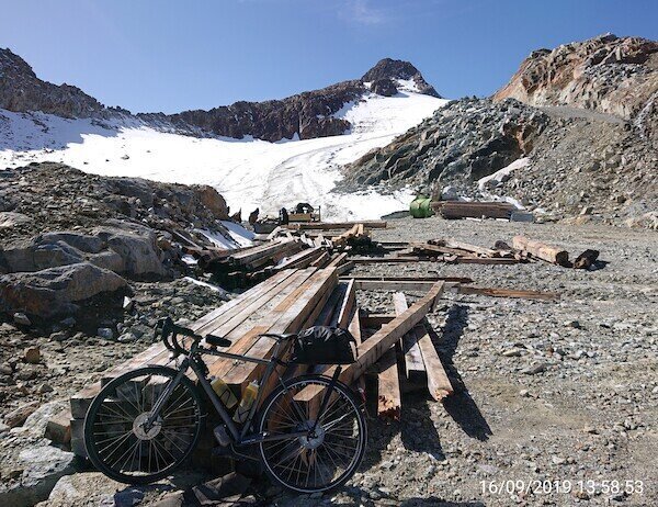 Fahrrad mit Gletscher im Hintergrund