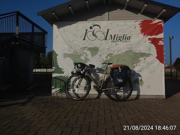 Fahrrad vor Plakat 1001 Miglia mit vielen
Unterschriften