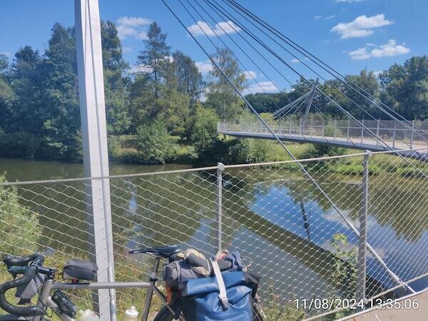 Gewunde Fußgängerbrücke über Fluß