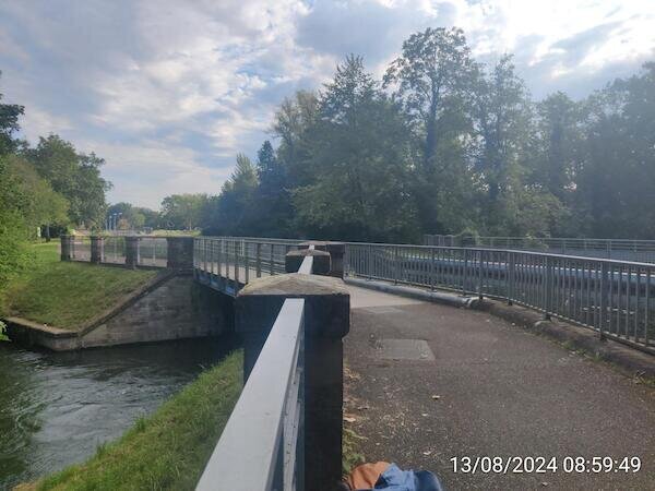 Ein Brücke über die ein Kanal fließt