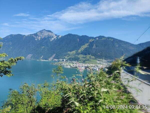 Großer See Tief im Tal mit steilen Felshängen