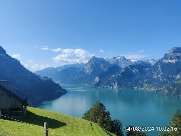 Großer See Tief im Tal mit steilen Felshängen