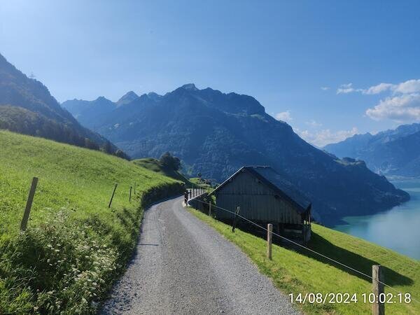 Großer See Tief im Tal mit steilen Felshängen