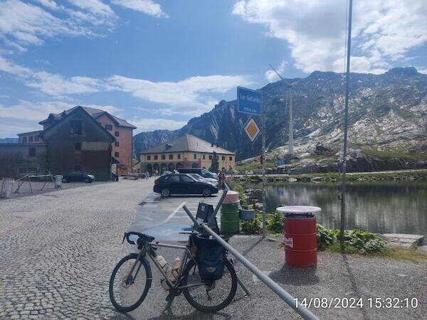 Straßenschild mit Aufschrift Gotthard 2091m