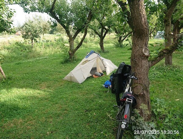 Zelt und Fahrrad