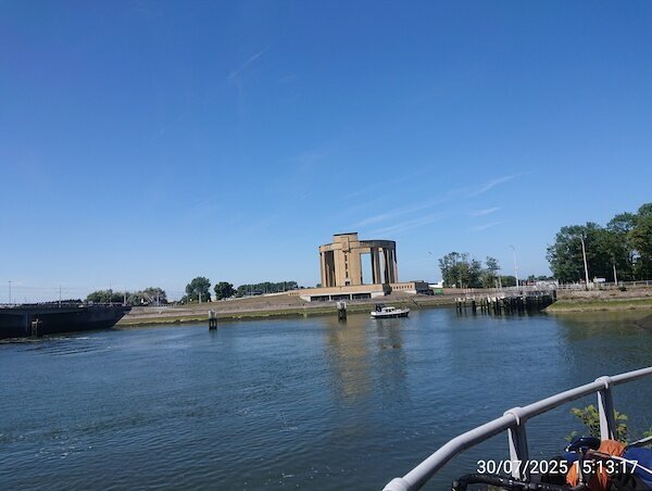 Ein großes Hafenbecken von dem auf mehren Seiten Kanäle abgehen
