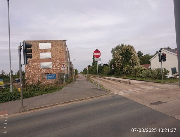 2 spurige Straße die aus jeweils 2 Beton-Streifen besteht