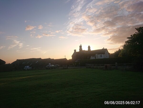 Ein Bauernhof bei Sonnenuntergang