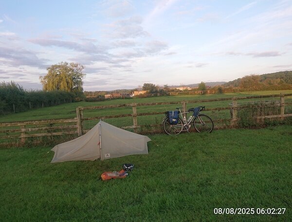 Zelt vor einer Pferdekoppel