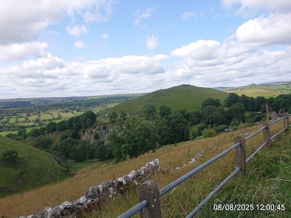 Hügel mit Felsklippe