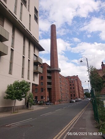 Industriegebäude mit Schornstein