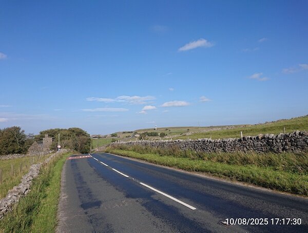 Straße in Hügliger Landschaft