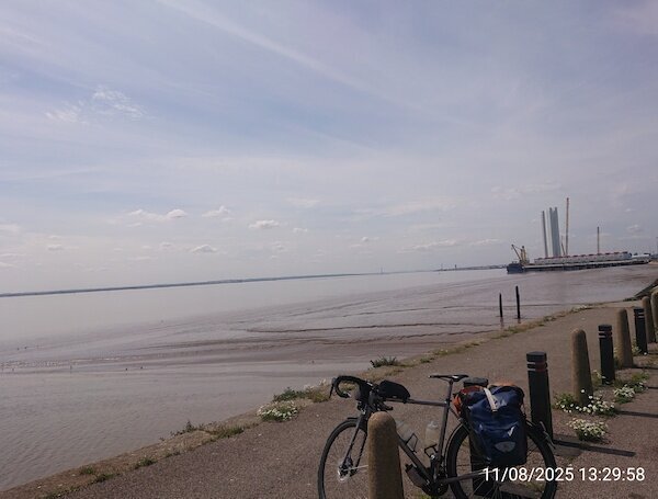 Kai mit Hafenanlage im Hintergrund