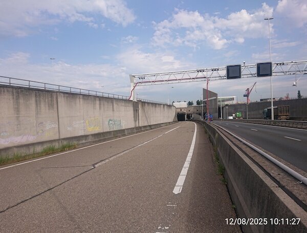 Tunneleinfahrt mehrspurige Straße