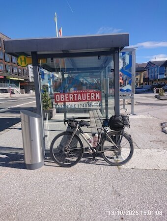 Bushaltestelle mit Aufschrift Obertauern