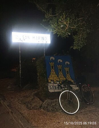 Ortschild San Marino bei Nacht