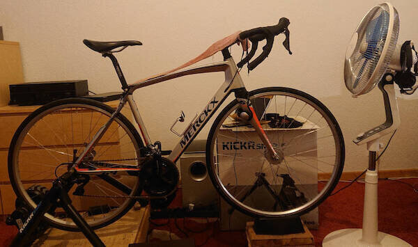 Fahrrad eingespannt im Indoor-Trainer